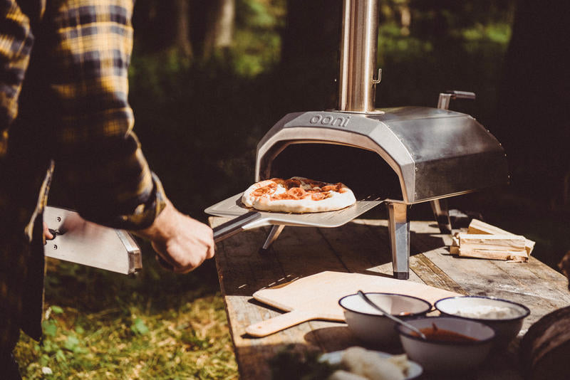 Forno portatile alimentato da vero legno o carbone vegetale in grado di cucinare l’autentica pizza cotta su pietra, all’aperto in soli 60 secondi. Il vassoio del combustibile progettato su misura, massimizza il flusso d’aria e fa in modo di erogare una potente fiamma. In negozio e online su tuttochic.it