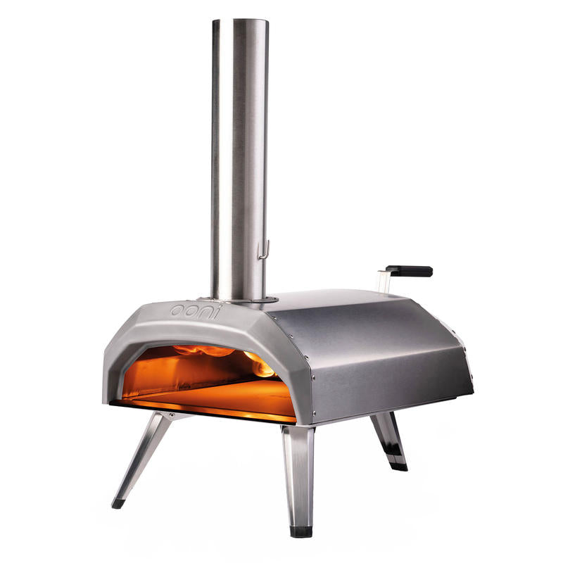 Forno portatile alimentato da vero legno o carbone vegetale in grado di cucinare l’autentica pizza cotta su pietra, all’aperto in soli 60 secondi. Il vassoio del combustibile progettato su misura, massimizza il flusso d’aria e fa in modo di erogare una potente fiamma. In negozio e online su tuttochic.it