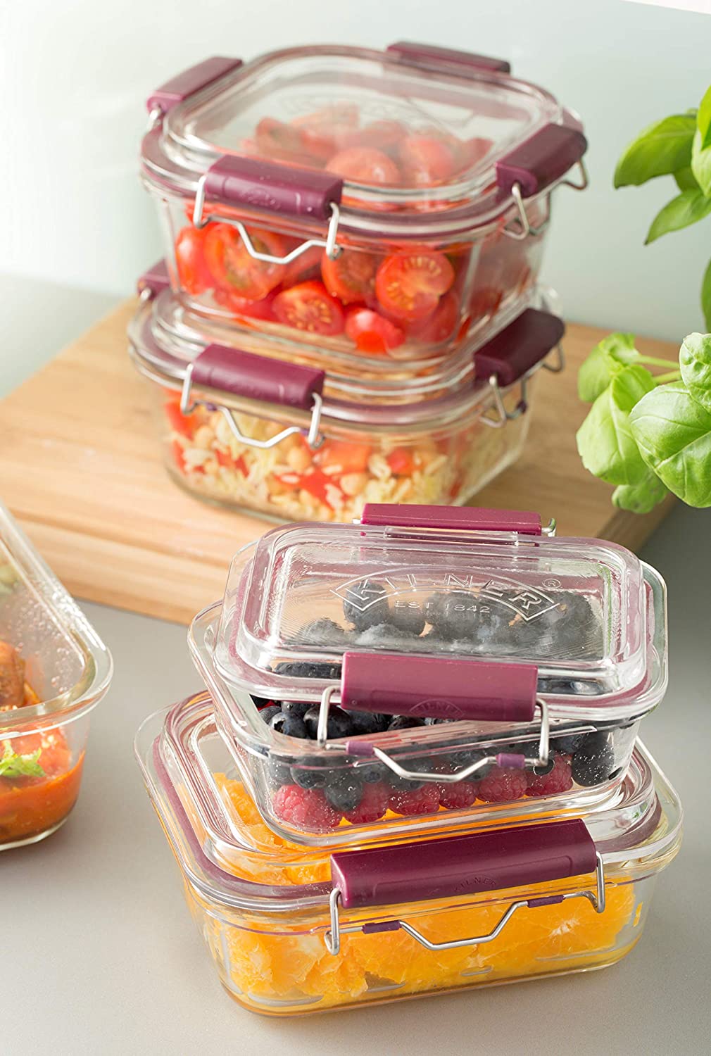 Realizzato in resistente vetro borosilicato, questo contenitore è adatto al congelatore, al forno e al microonde (solo basi).La capacità di questo contenitore è di 0,35 litri/350 ml, perfetta per conservare piccole porzioni di frutta e verdura. Dimensioni: cm14,5 x 12,5 x h 6,8. In negozio e online su tuttochic.it