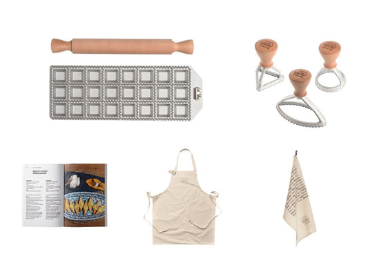 Il set è composto da: tavoletta per 24 ravioli quadrati; mattarello in legno massello di pero; stampino per ravioli tondo 58mm; stampino per raviolo ovale 100 mm stampino per raviolo triangolare 54mm; canovaccio e grembiule Marcato, 100% cotone; ricettario con piatti internazionali. In negozio e online su tuttochic.it