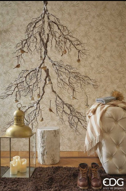 Lanterna quadrata con cupola in metallo di colore oro opaco con effetto invecchiato e vetro. Dimensioni: cm 30 x 30 x 76 h. In negozio e online su tuttochic.it