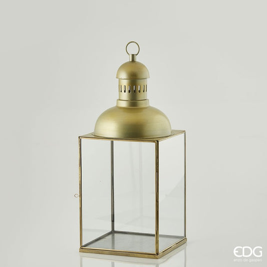 Lanterna quadrata con cupola in vetro e metallo di colore bronzo con effetto invecchiato. Dimensioni: cm 30 x 30 x 84 h. In negozio e online su tuttochic.it