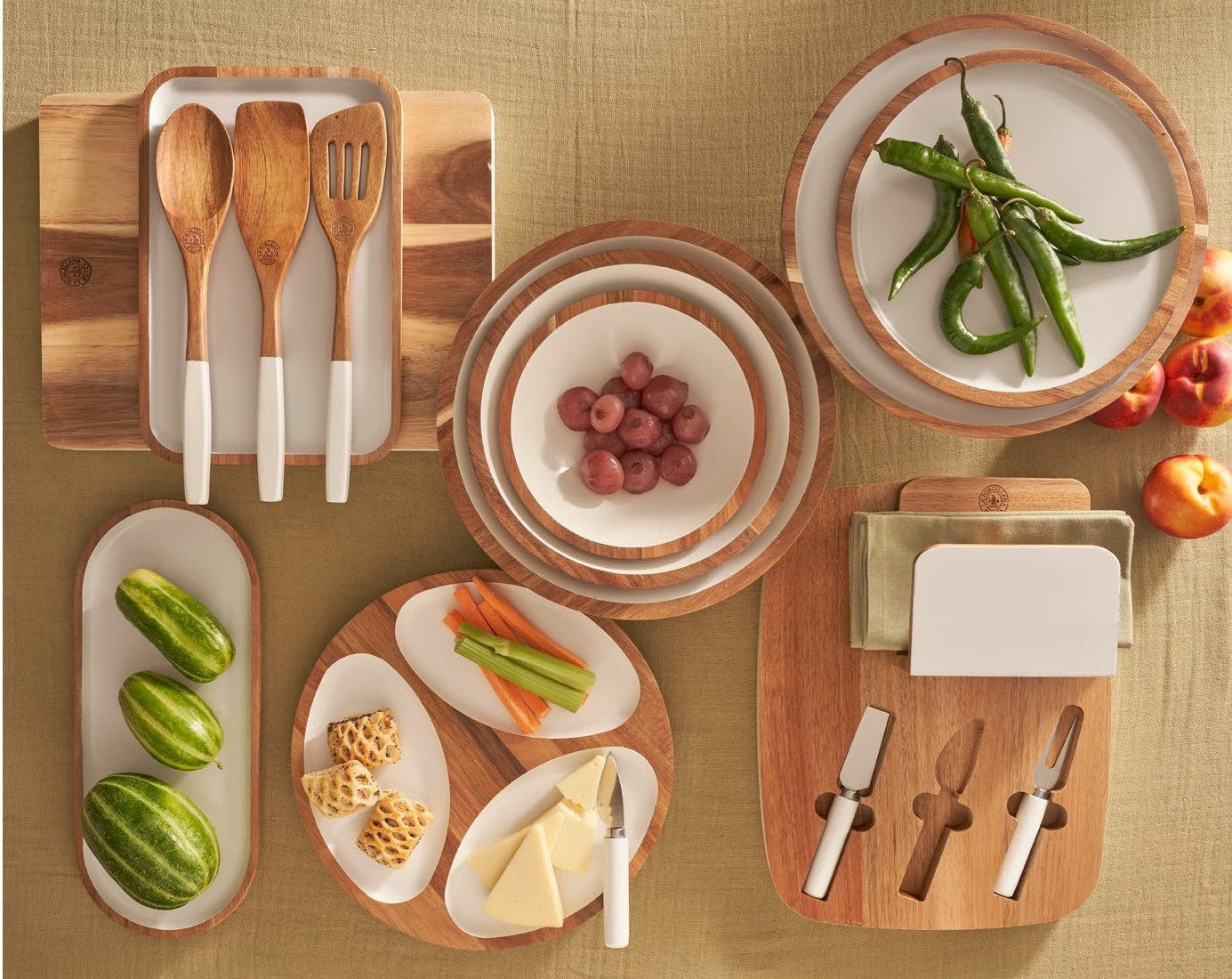 Tagliere in legno smaltato con 3 coltelli da formaggio. Dimensioni: cm 35,6 x 27,9 x 2,5 Collezione Libeccio Un set di accessori intramontabili in legno smaltato. Immancabili in credenza e preziosi sulla tavola, per servire in puro stile La Porcellana Bianca. Lavare a mano. In negozio e online su tuttochic.it