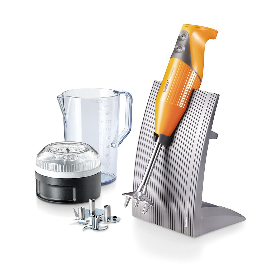 Swissline, precisione svizzera in un piccolo robot da cucina. Lama multiuso, Frusta, Mixer, Lama per carne e verdura, Supporto da banco, Caraffa da 1,0 Lt, Processor Motore AC Doppio isolamento Lunghezza asta: 14 cm Lama multiuso La lama universale di Bamix®. Tritura, taglia e mescola tutto. Online su tuttochic.it