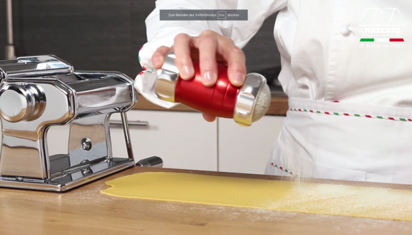 Con Dispenser, cospargere farina o semola di grano duro sulla pasta fresca, spezie sui piatti, zucchero a velo o cacao su dolci e biscotti, è un’operazione facile e precisa. Realizzato in lega di alluminio anodizzato di colore nero per alimenti. Dimensioni: cm 6 × 6 × 12.5 h. In negozio e online su tuttochic.it