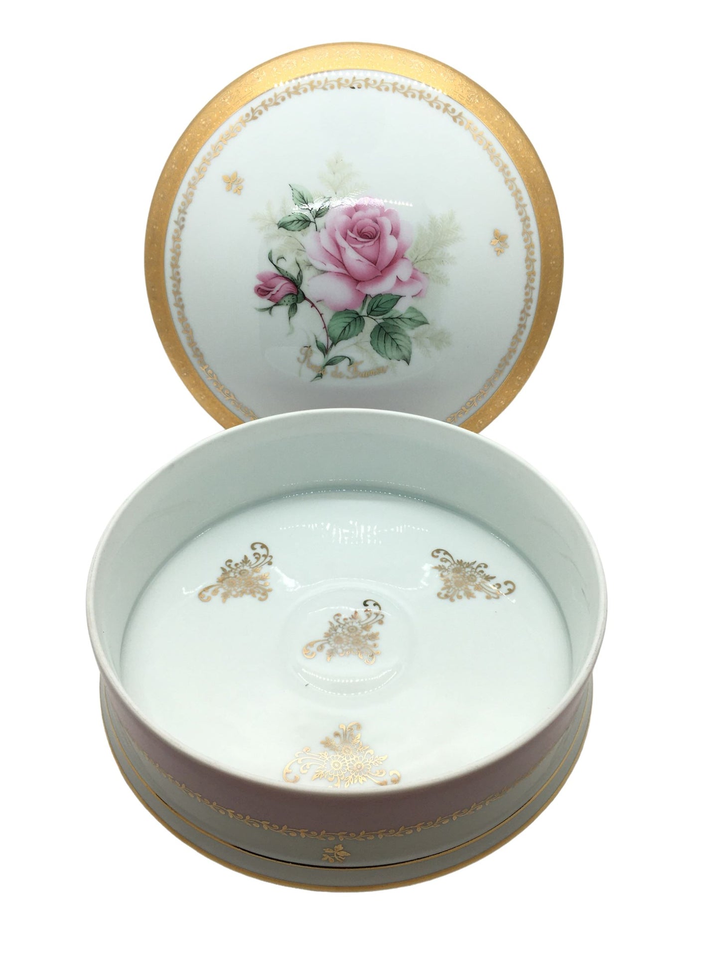 Scatola tonda con coperchio bombato in porcellana Limoges con decoro in oro zecchino. La classicità del Limoges è valorizzata dalla delicatezza del decoro e della bordatura in oro zecchino. Collezione Rose de France disegnata da Marta Marzotto. Dimensioni: cm ø 31,5 x h 9. In negozio e online su tuttochic.it