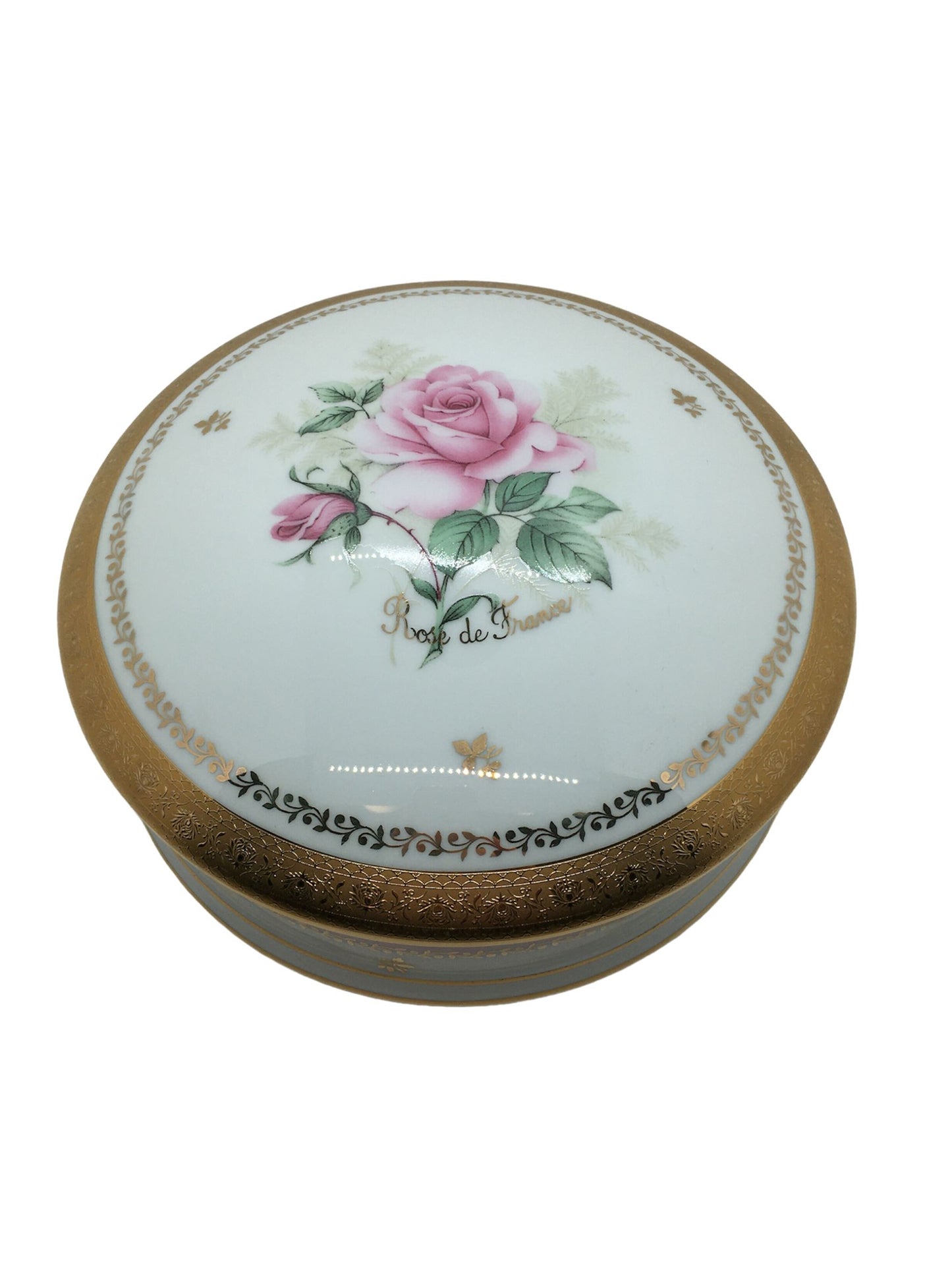 Scatola tonda con coperchio bombato in porcellana Limoges con decoro in oro zecchino. La classicità del Limoges è valorizzata dalla delicatezza del decoro e della bordatura in oro zecchino. Collezione Rose de France disegnata da Marta Marzotto. Dimensioni: cm ø 31,5 x h 9. In negozio e online su tuttochic.it