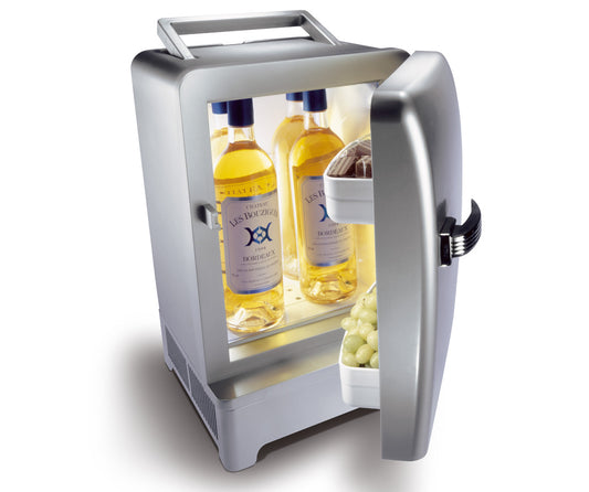 Mini frigo dal design accattivante stile anni 50.Funzionamento mobile in macchina (12V) o funzionamento stazionario sulla rete (230V), funzione di raffreddamento e riscaldamento (ad es. per mantenere caldi i piatti dei fast food sulla strada di casa). In negozio e online su tuttochic.it