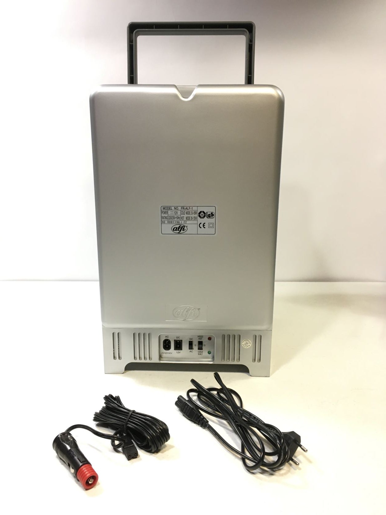 Mini frigo dal design accattivante stile anni 50.Funzionamento mobile in macchina (12V) o funzionamento stazionario sulla rete (230V), funzione di raffreddamento e riscaldamento (ad es. per mantenere caldi i piatti dei fast food sulla strada di casa). In negozio e online su tuttochic.it