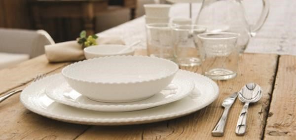Set di 6 piatti fondi in porcellana lavorata di colore bianco. La linea Momenti, per dare un tocco di eleganza ad ogni apparecchiatura. Dimensioni: diametro cm 20, h 4,5 Utilizzabile in forno tradizionale Utilizzabile in forno a microonde Lavabile in lavastoviglie. In negozio e online su tuttochic.it