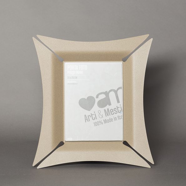 Cornice portafoto in metallo verniciato di colore beige. Dimensione: 26x28H (foto 13x18 H) Materiale: ferro verniciato a polvere epossidica. In negozio e online su tuttochci.it