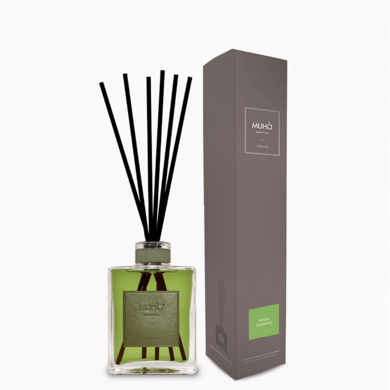 Profumatore d'ambiente in una raffinata bottiglia in vetro con particolari in pelle e pregiati bastoncini in fibra che diffondono intense fragranze per ambiente. Completo di essenza da 100 ml MOSTO SUPREMO. In negozio e online su tuttochic.it