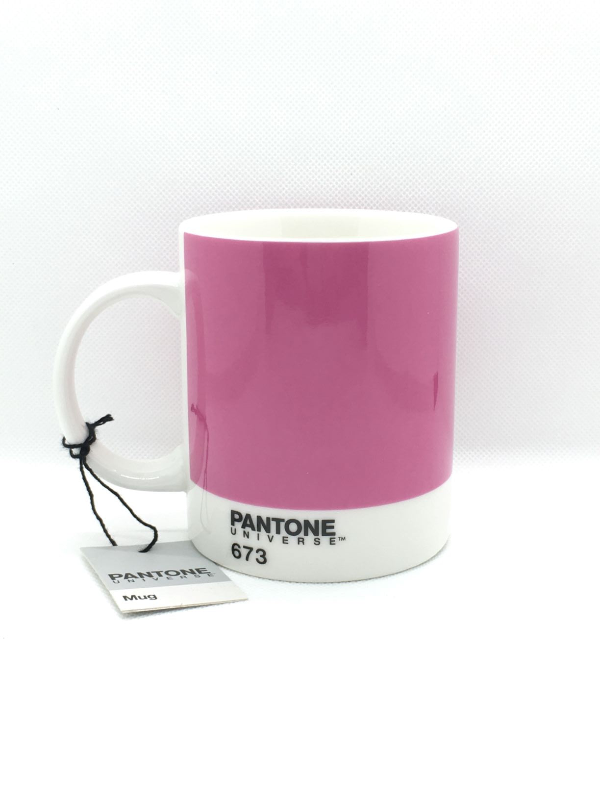 Tazza mug in porcellana della linea Pantone Universe. Colore: fuxia 673 Capacità: 385 ml, dimensioni: diametro cm 8 x 10 h Utilizzabile in lavastoviglie e microonde. In negozio e online su tuttochic.it