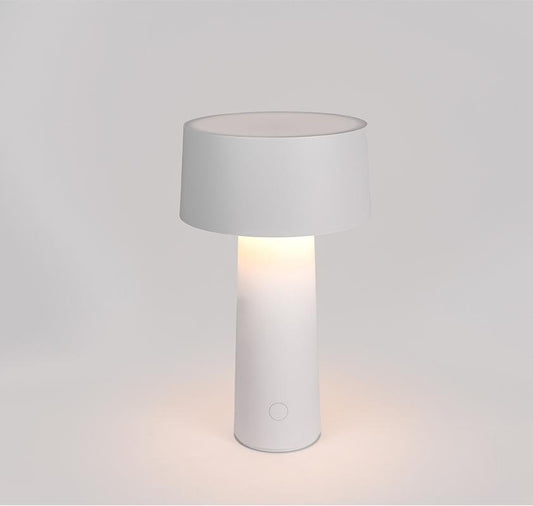 Piccola lampada bianca ricaricabile da mettere sopra un tavolo, sopra un comodino come a terra sul bordo di una stanza. Indicata anche per tavoli esterni di bar e ristoranti. Dimensioni: Ø14 x h26 cm Tipologia illuminazione: Led (Battery) 5W ricaricabile Alimentazione: 5V/1A Grado luminosità: 3000°K. tuttochic.it