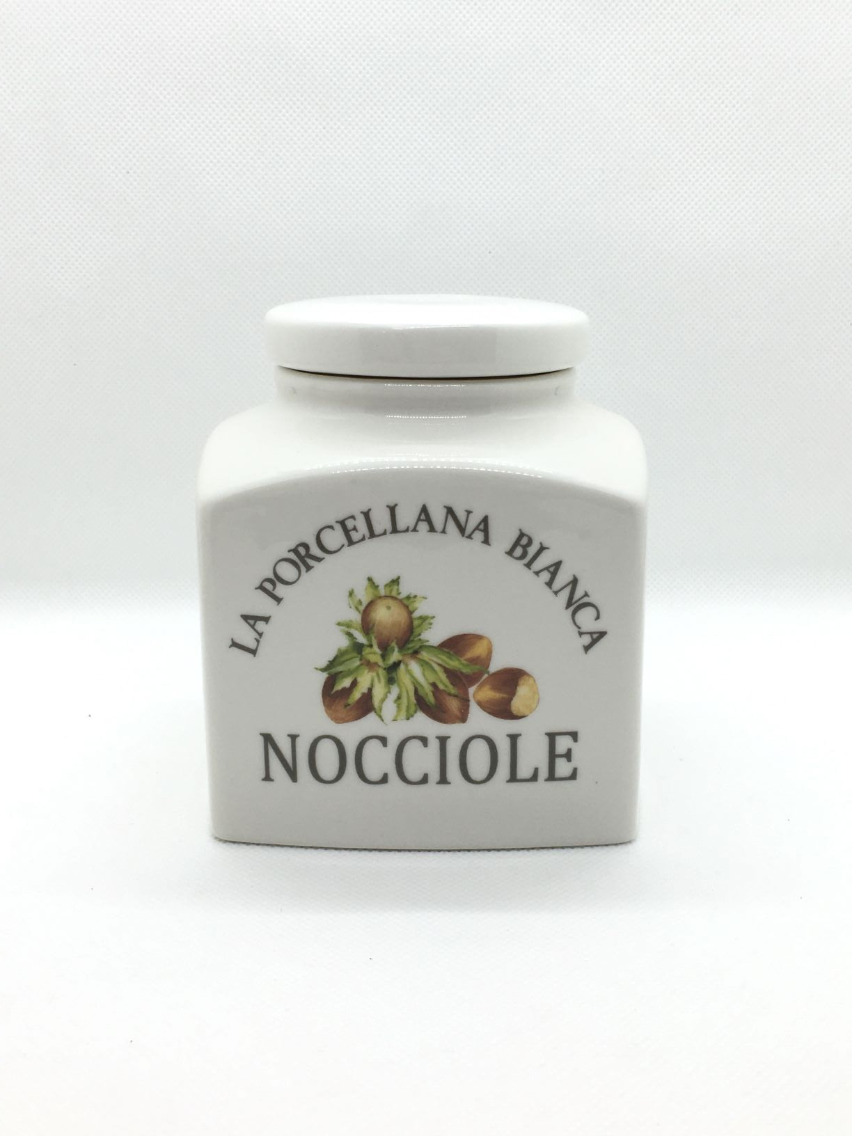 Barattolo in porcellana con scritta decorata Nocciole Dimensioni :9,5x9,5 x h11 cm. Capacità 500cc Portano colore in cucina i funzionali barattoli Conserva, con un’intuitiva illustrazione per catalogare spezie, tè, caffè e tisane, tutti dotati di un pratico tappo a chiusura ermetica. In negozio e online su tuttochic.it