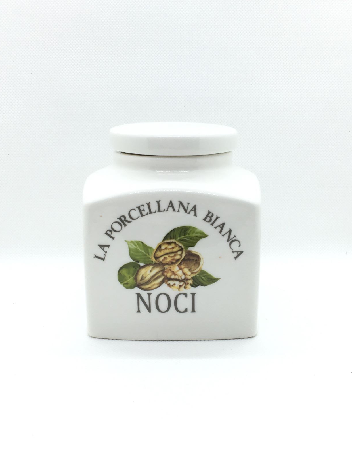 Barattolo in porcellana con scritta decorata Noci. Dimensioni : 9,5x9,5 x h11 cm. Capacità 500cc Portano colore in cucina i funzionali barattoli Conserva, con un’intuitiva illustrazione per catalogare spezie, tè, caffè e tisane, tutti dotati di un pratico tappo a chiusura ermetica. In negozio e online su tuttochic.it