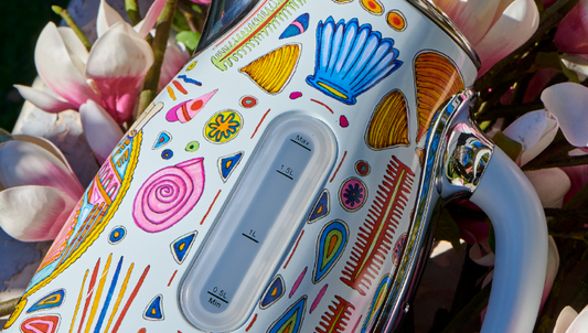 Bollitore senza fili con base girevole 360° Potenza 1850-2200W Alimentazione 220-240V~, 50/60Hz Elemento riscaldante nascosto Capacità caraffa 1,7L Corpo in acciaio inox. Accensione automatica/manuale Indicatore del livello dell’acqua esterno Protezione dal surriscaldamento. In negozio e online su tuttochic.it