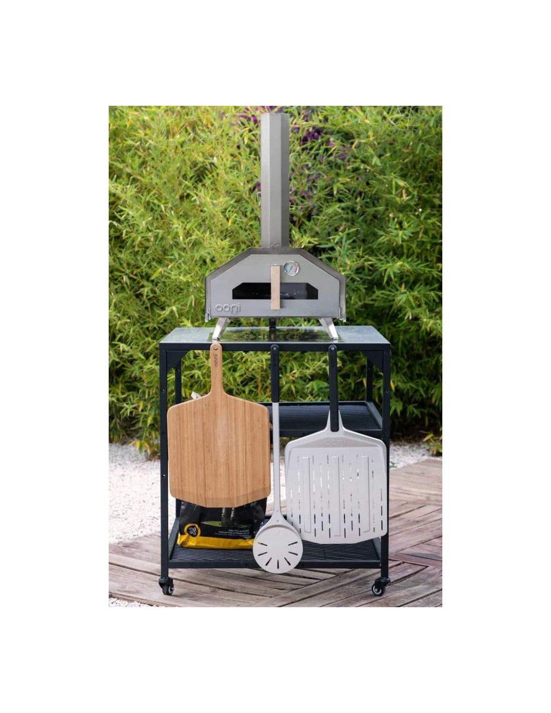 Sistema di tavoli modulari appositamente progettato per la gamma di forni per pizza di Ooni e i diversi accessori. • Materiale: Acciaio al carbonio verniciato a polvere e acciaio inox • Dimensioni: 80 x 80 x 90 cm • Peso: 26 Kg. In negozio e online su tuttochic.it