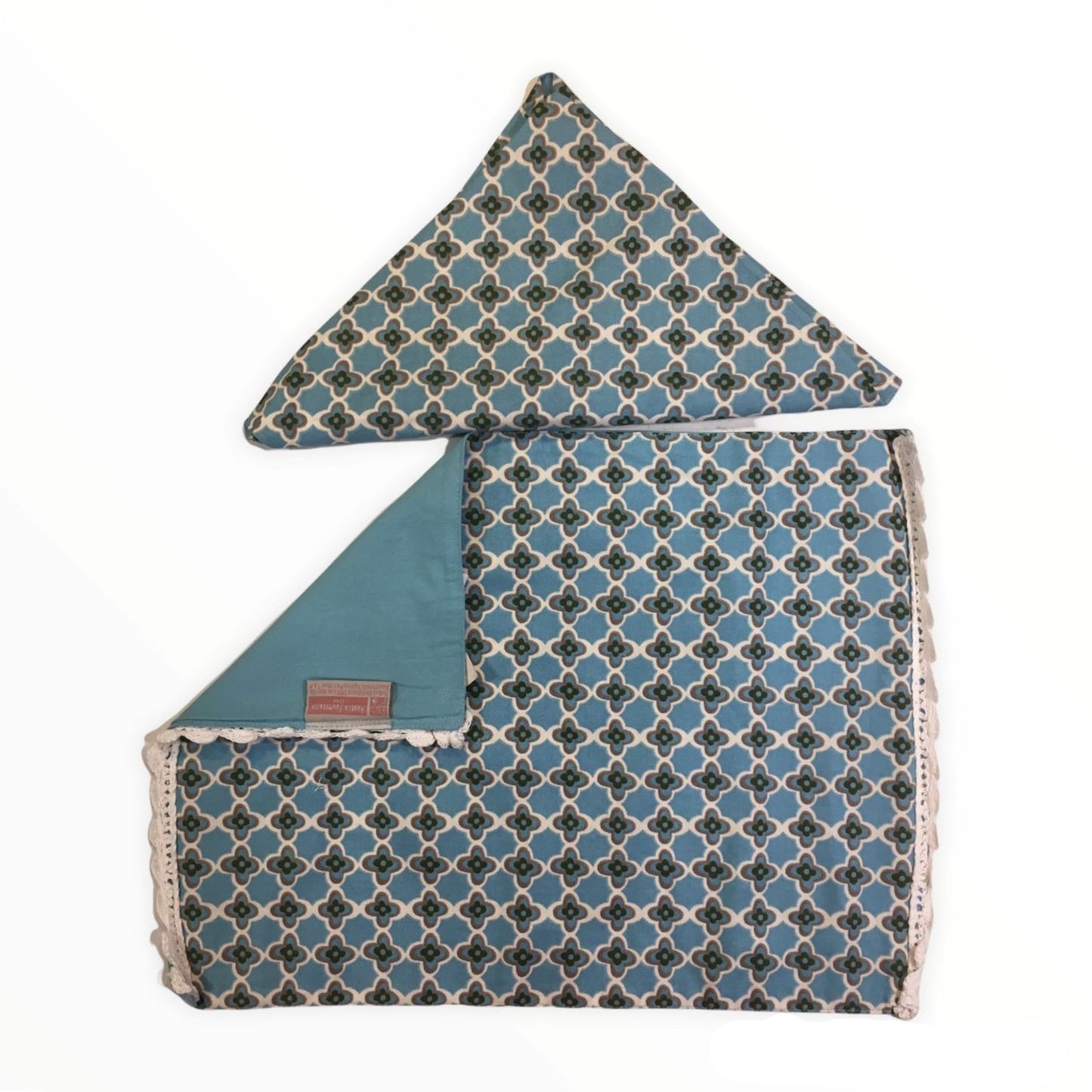 Tovaglietta rettangolare in cotone, resistente e facile da lavare, misura 45x33 cm. Questa tovaglietta americana è adatta per arredare la tavola per le tue colazioni o i tuoi pranzi informali. In negozio e online su tuttochic.it