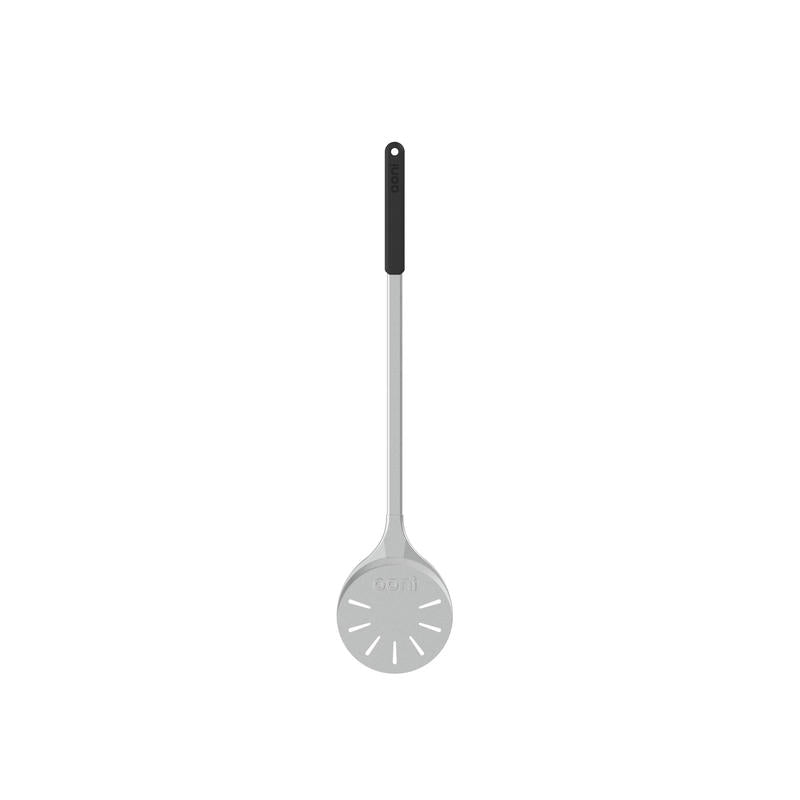 Pala per pizza in alluminio con manico lungo. Antiaderente, mantiene la pizza a contatto con il piano di cottura in pietra mentre la fai girare e i fori permettono alla farina di cadere. • Materiale: Alluminio anodizzato, nylon rinforzato • Dimensioni: 17 x 80 x 1 cm • Peso: 0,6 Kg. In negozio e online su tuttochic.it