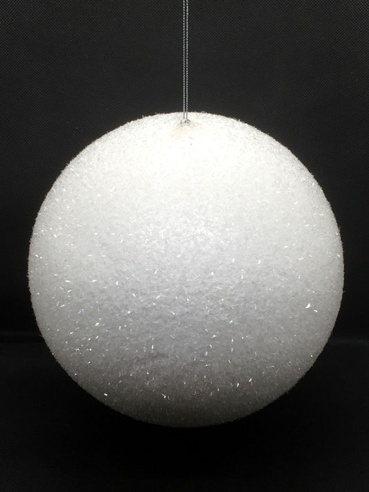 Decoro sfera grande Pax in polistirolo ricoperta di glitter color bianco effetto ghiacciato. Diametro cm 20. In negozio e online su tuttochic.it