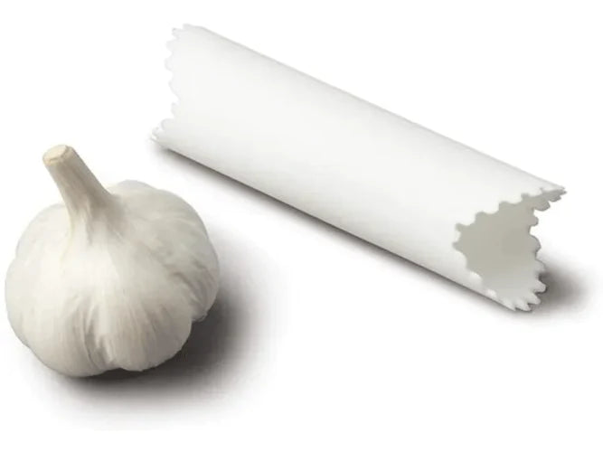 Pela aglio in silicone Facile da Usare: Basta tagliare la testa dell'aglio e mettere gli spicchi d'aglio nel tubo, quindi strofinare con le mani e rotolare avanti e indietro, sbucciare la pelle dell'aglio in pochi secondi. Dimensioni: cm Ø 3,5 x 13. In negozio e online su tuttochic.it