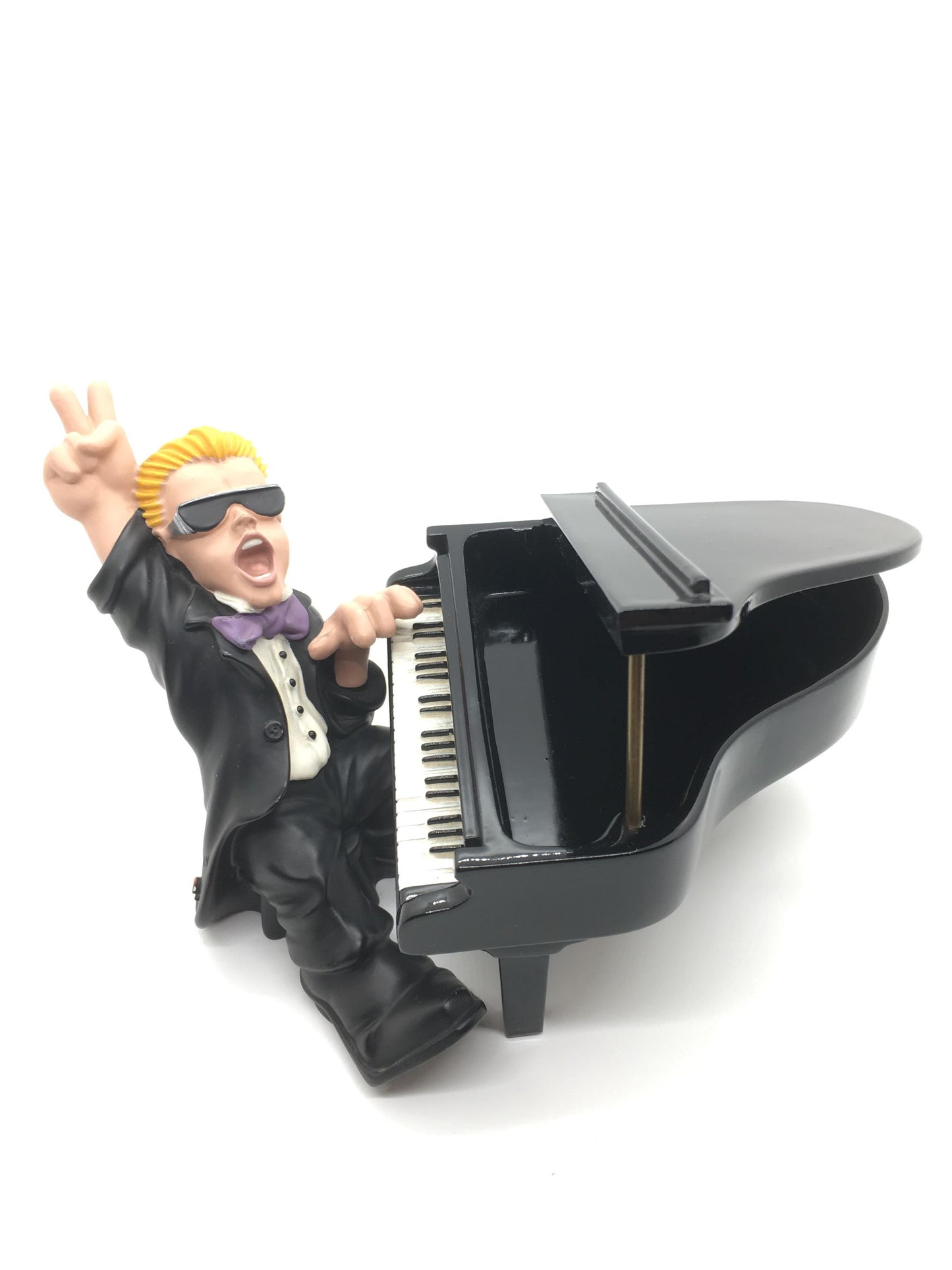 Statuina con pianoforte in resina decorata a mano della linea "Rock" di Antartidee. Made in Italy Dimensioni totali: cm 20 x 14,5 x 11,5 h