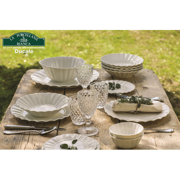 Insalatiera in porcellana bianca lavorata. Dimensioni: cm Ø 23 h 9. Lavabile in lavastoviglie Utilizzabile in microonde. In negozio e online su tuttochic.it