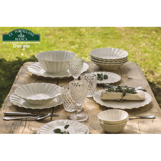 Insalatiera in porcellana bianca lavorata. Dimensioni: cm Ø 23 h 9. Lavabile in lavastoviglie Utilizzabile in microonde. In negozio e online su tuttochic.it