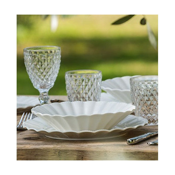 Confezione di 6 piatti fondi in porcellana lavorata di colore bianco. Linea Ducale disegnata con forme eleganti e semplici capaci di impreziosire ogni occasione. Dimensioni singolo piatto: diametro cm 22 x h4,5. Utilizzabile in forno a microonde Lavabile in lavastoviglie. In negozio e online su tuttochic.it