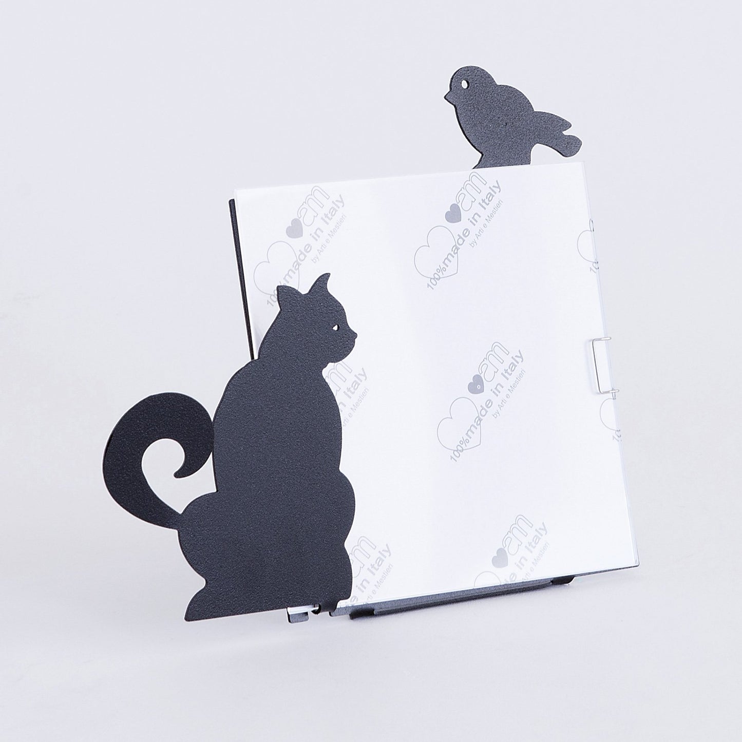 Portafoto in metallo verniciato di colore nero. Dimensione: 18 x 18 (foto 15 x 15 ) Materiale: ferro verniciato a polvere epossidica. In negozio e online su tuttochic.it