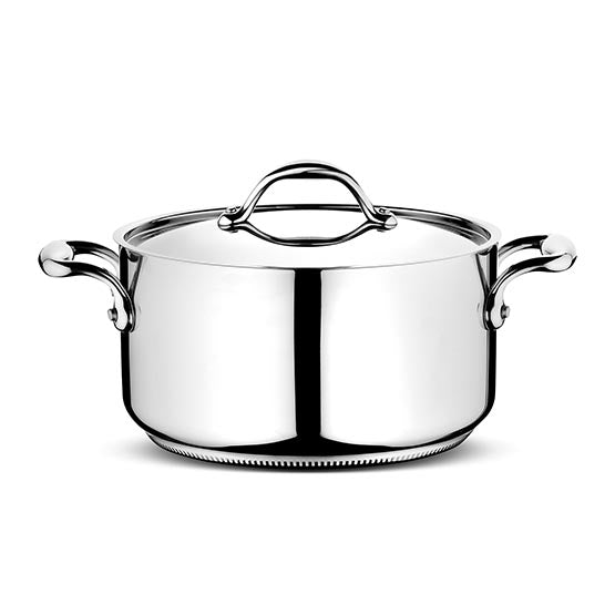 Casseruola cm 24 con coperchio, acciaio inox 18/10. Capacità: lt. 5,5 Accademia Lagofusion è la nuova linea Lagostina in acciaio inox pensata per gli amanti della cucina. Fonti di calore utilizzabili: GAS-PIASTRA ELETTRICA-VETROCERAMICA-INDUZIONE. 25 anni di garanzia. Made in Italy In negozio e online su tuttochic.it