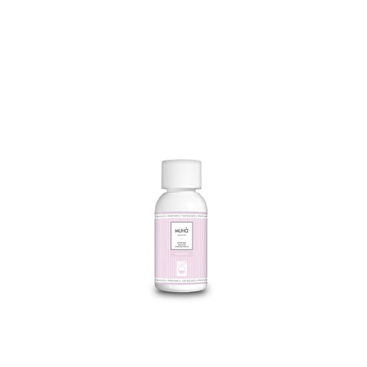 Prodotto profuma bucato concentrato da 100 ml che dona ai tuoi capi un profumo persistente e duraturo nel tempo. Non contiene parabeni. VIOLETTA Note di frutti rossi e bergamotto accompagnate da foglie di viola, rosa e gelsomino con raffinate note di fondo di vaniglia, muschio bianco, sandalo e legni di rosa.