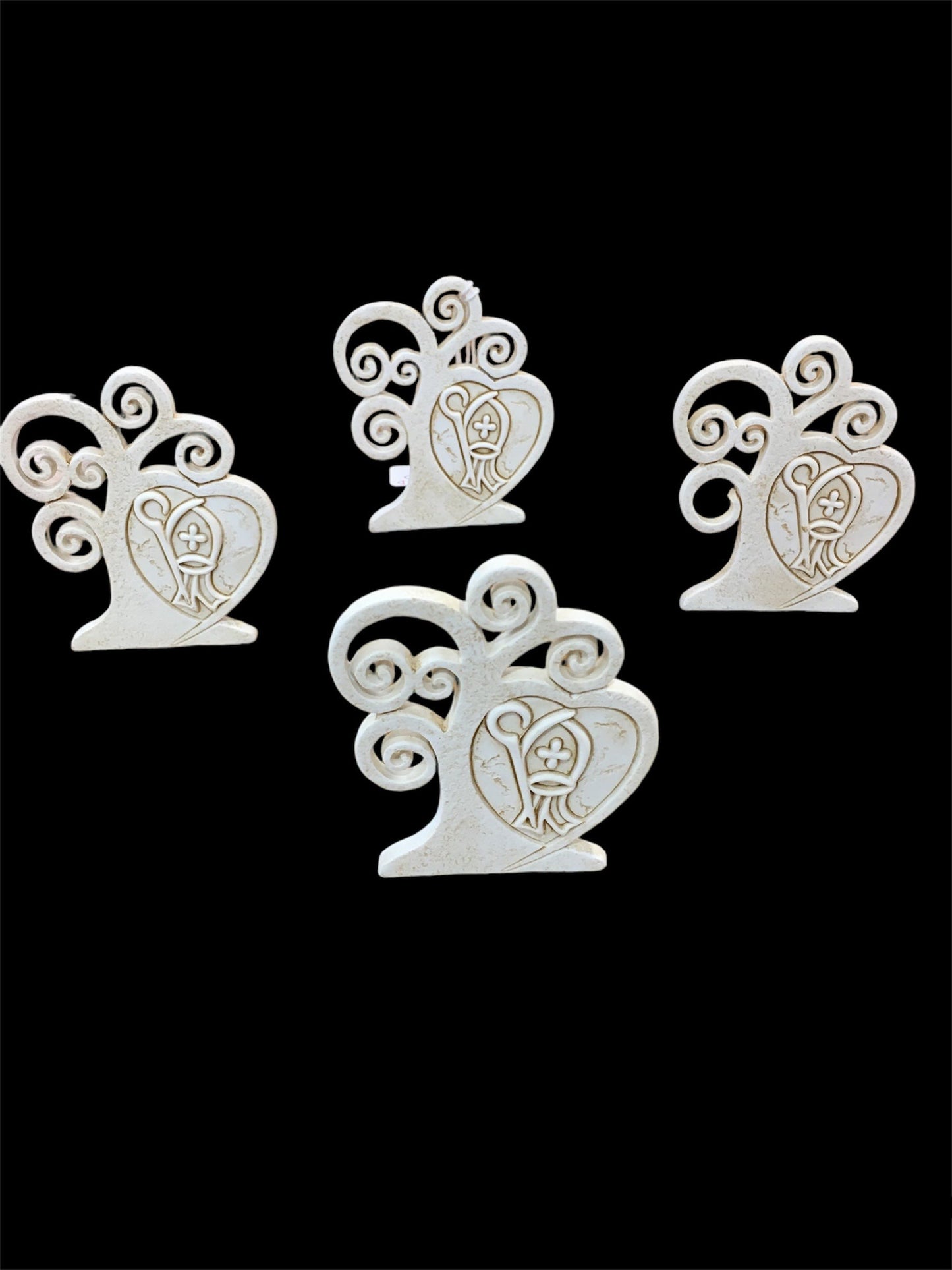 Set di 4 bomboniere quadretto Albero della Vita in resina decorata di colore beige "Cresima". Dimensioni singolo pezzo: cm 7 x 8 h. Confettata non inclusa. In negozio e online su tuttochic.it