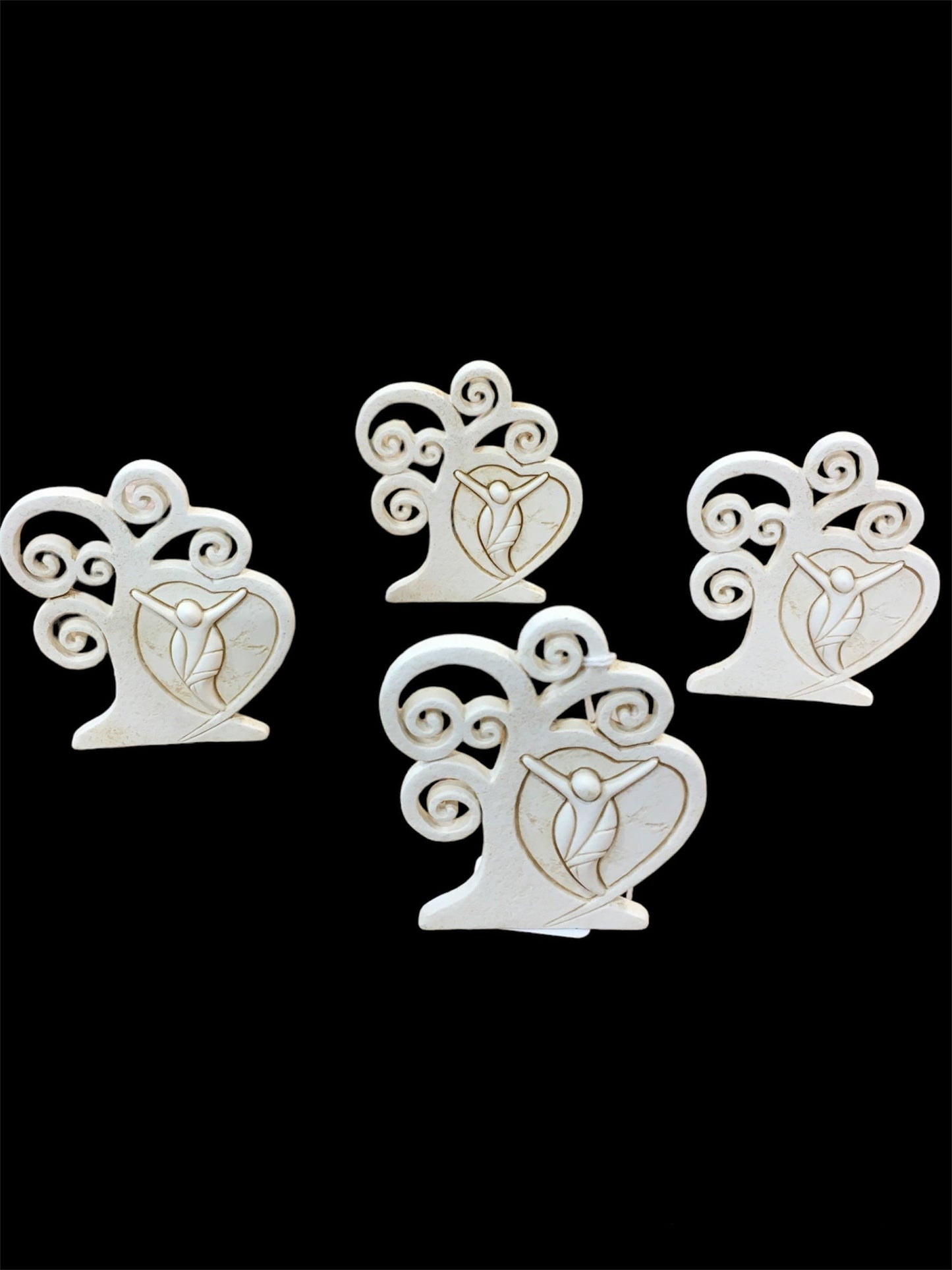 Set di 4 bomboniere quadretto Albero della Vita in resina decorata di colore beige "Cristo". Dimensioni singolo pezzo: cm 7 x 8 h. Confettata non inclusa. In negozio e online su tuttochic.it