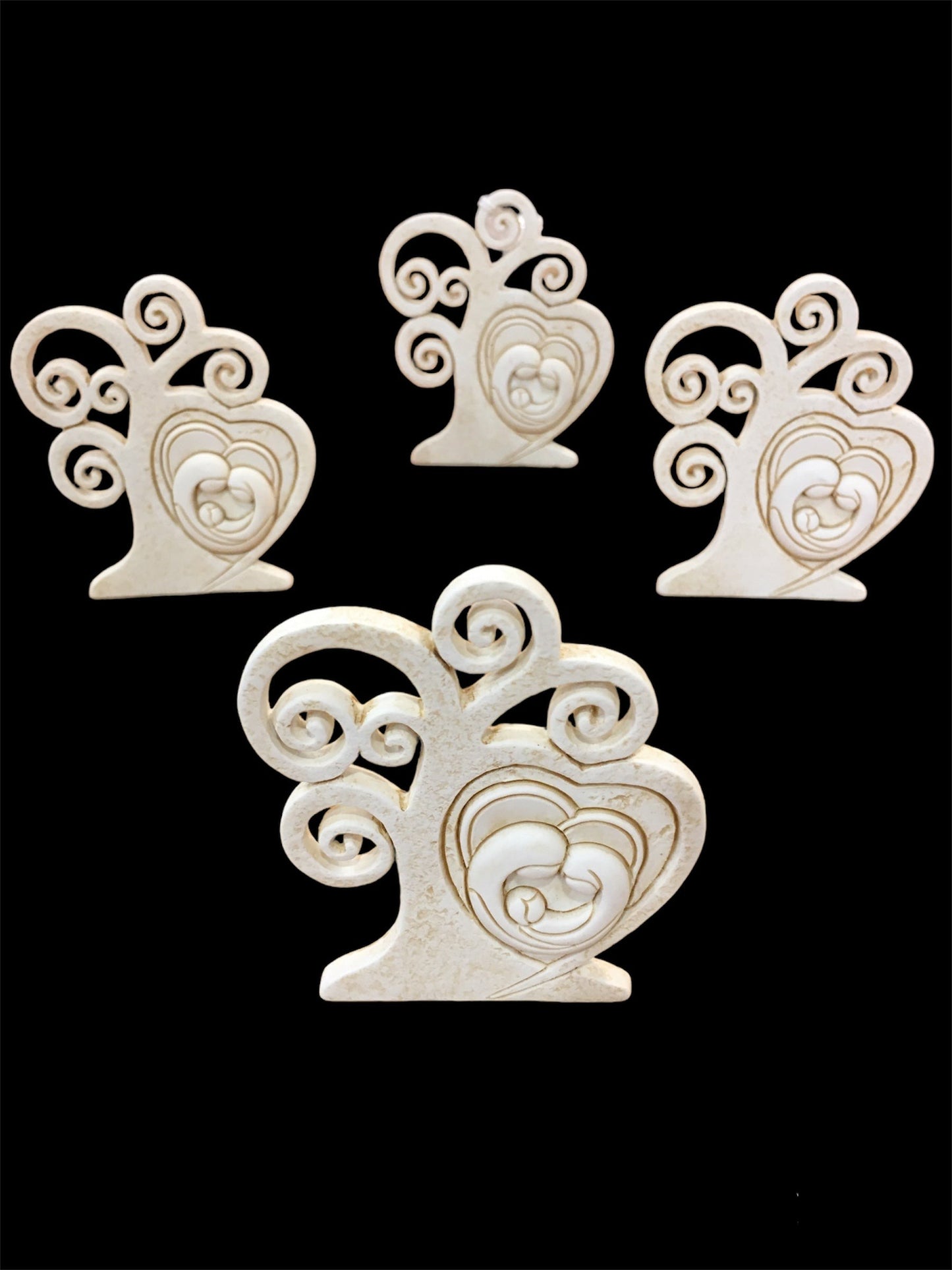 Set di 4 bomboniere quadretto Albero della Vita in resina decorata di colore beige "Sacra Famiglia". Dimensioni singolo pezzo: cm 7 x 8 h. Confettata non inclusa. In negozio e online su tuttochic.it