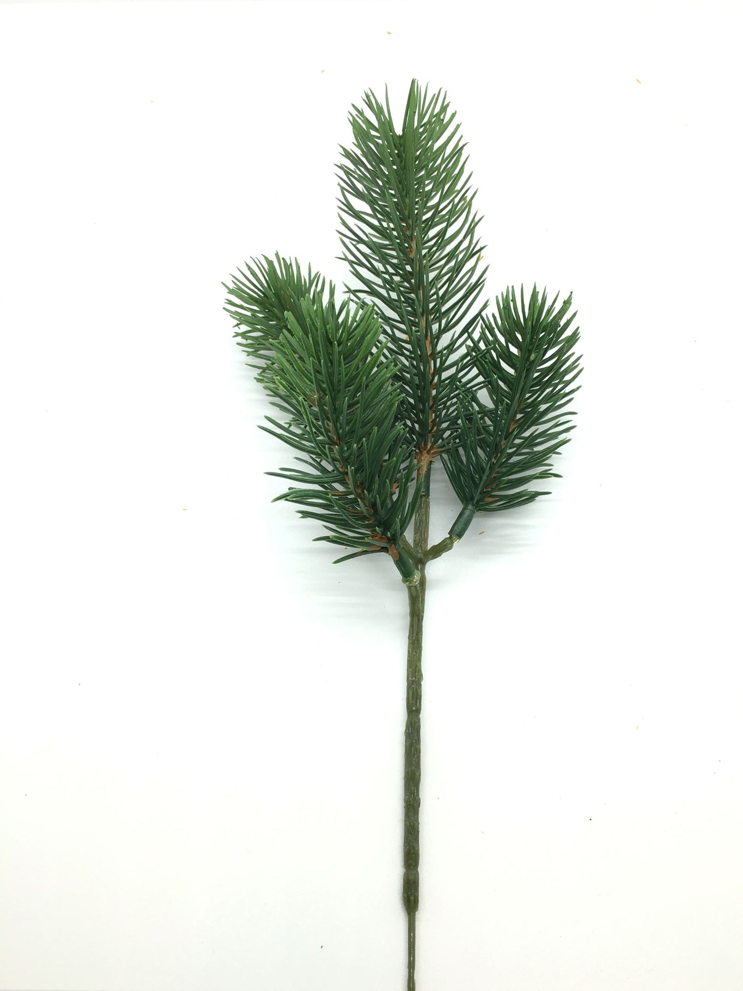 Ramo di pino composto da 4 rametti. Ideale per arricchire composizioni di fiori invernali o natalizi. Dimensioni: altezza cm 24. In negozio e online su tuttochic.it