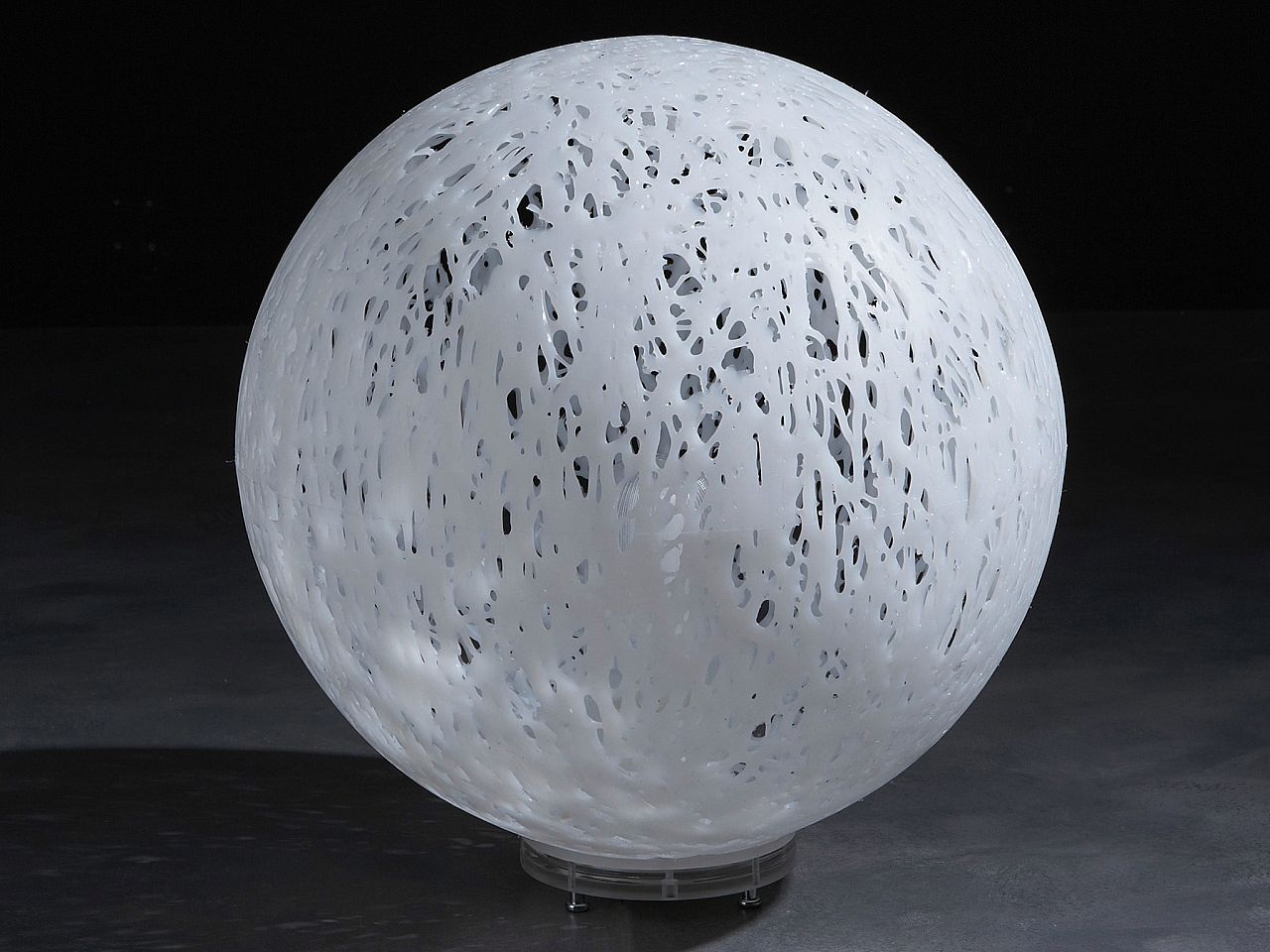 Lampada da terra con paralume in materiale plastico termofuso: una parte deriva dal processo di riciclo. Il paralume sferico è bianco. Predispone un attacco E27, compatibile con lampadina alogena, fluorescente compatta o LED (non inclusa). Dimensioni: cm Ø 48 x h 52. In negozio e online su tuttochic.it