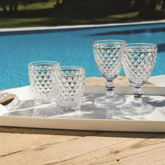 Confezione di 6 bicchieri in vetro lavorato trasparente. Dimensioni e capacità: cm Ø 8 h10 270 cc. Lavabili in lavastoviglie. In negozio e online su tuttochic.it