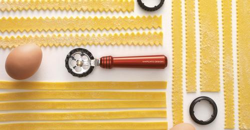 Il tagliapasta Marcato è perfetto per tagliare in modo creativo la sfoglia per pasta, dolci e biscotti, indipendentemente dallo spessore. PULIZIA Per pulire Pastawheel utilizzare un panno e un pennello. L’accessorio non è lavabile in lavastoviglie. Dimensioni: cm 2.2 × 4.4 × 15. In negozio e online su tuttochic.it