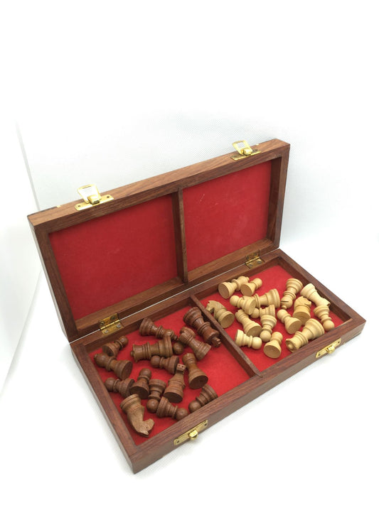 Scacchiera in legno intarsiato chiudibile con pedoni in legno realizzati a mano. Dimensioni: aperta cm 25 x 25 x 2; chiusa cm 25 x 12,5 x 4