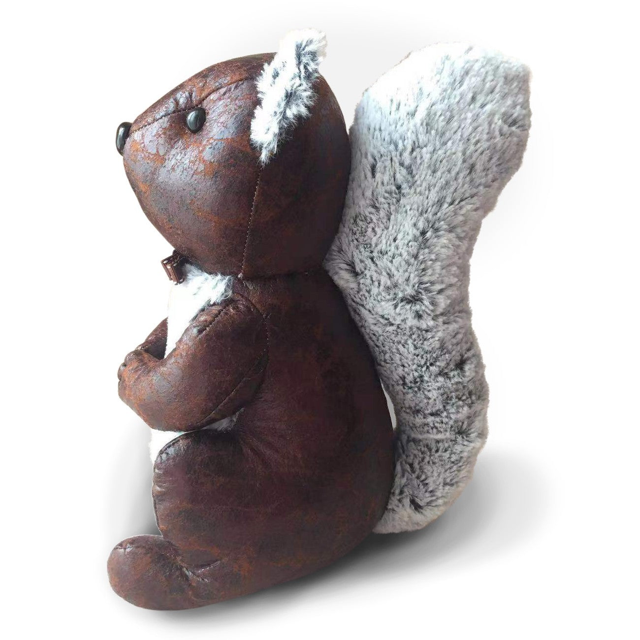 Fermaporta a forma di scoiattolo in poliestere effetto ecopelle, riempito di sabbia. Dimensioni: cm 17 x 20 x 25h. In negozio e online su tuttochic.it