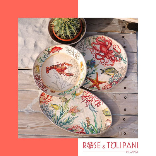 Piatto rotondo in melamina con decoro marino. La melamina, un materiale resistente, leggero, altamente igienico e di facile manutenzione. Dimensioni singolo piatto: cm 42 x h 2. Lavabile in lavastoviglie. Non Utilizzabile in microonde e in forno tradizionale. In negozio e online su tuttochic.it