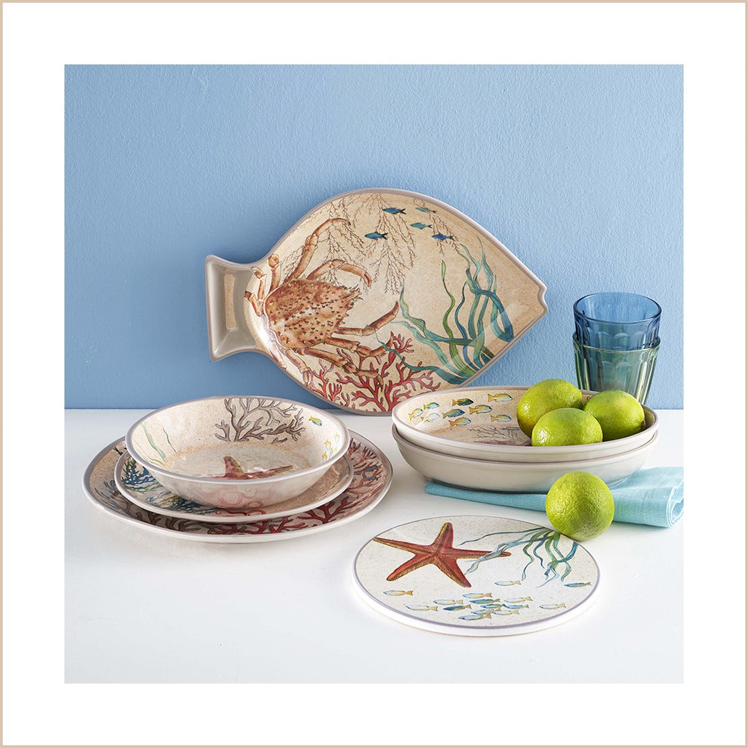 Set di 2 Piatti fondi in melamina con decoro marino. La melamina, un materiale resistente, leggero, altamente igienico e di facile manutenzione. Dimensioni singolo piatto: cm Ø 19 x h 4,5 Lavabile in lavastoviglie. Non Utilizzabile in microonde e in forno tradizionale. In negozio e online su tuttochic.it
