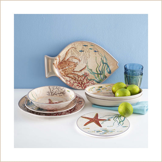 Set di 2 Piatti fondi ovali in melamina con decoro marino. La melamina, un materiale resistente, leggero, altamente igienico e di facile manutenzione. Dimensioni singolo piatto: cm 24 x 15 x h 4,5. Lavabile in lavastoviglie. Non Utilizzabile in microonde e in forno tradizionale. In negozio e online su tuttochic.it