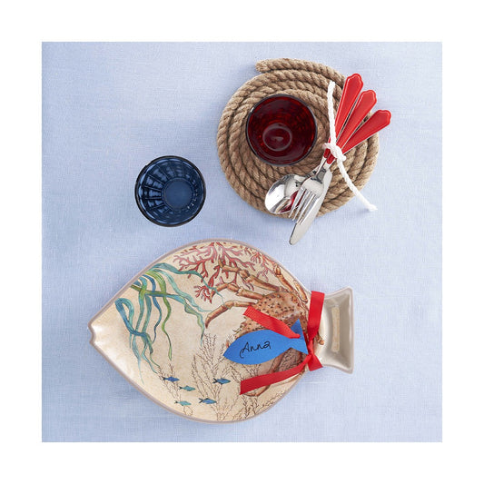 Set di 2 piatti a forma di pesce in melamina con decoro marino. La melamina, un materiale resistente, leggero, altamente igienico e di facile manutenzione. Dimensioni singolo piatto: cm 33 x 23 x h 2,4. Lavabile in lavastoviglie. Non Utilizzabile in microonde e in forno tradizionale. In negozio e online su tuttochic.it