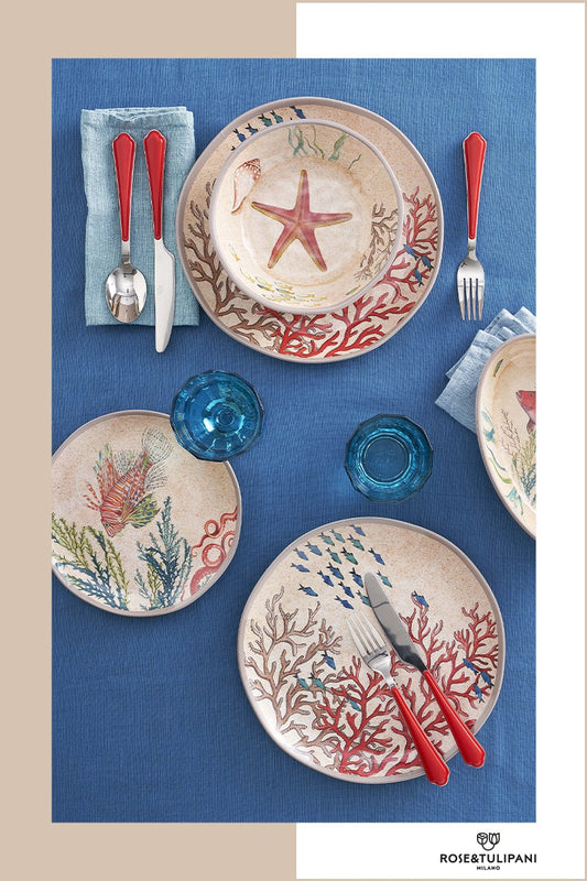 Set di 2 Piatti frutta in melamina con decoro marino. La melamina, un materiale resistente, leggero, altamente igienico e di facile manutenzione. Dimensioni singolo piatto: cm Ø 21 x h 2 Lavabile in lavastoviglie. Non Utilizzabile in microonde e in forno tradizionale. In negozio e online su tuttochic.it