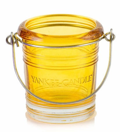 Porta candela a forma di secchiello in vetro color ambra e manico infilo di acciaio, ideale per candele sampler e T-Light. Dimensioni: ø (esterno) 8 cm, altezza cm 6,5. In negozio e online su tuttochic.it