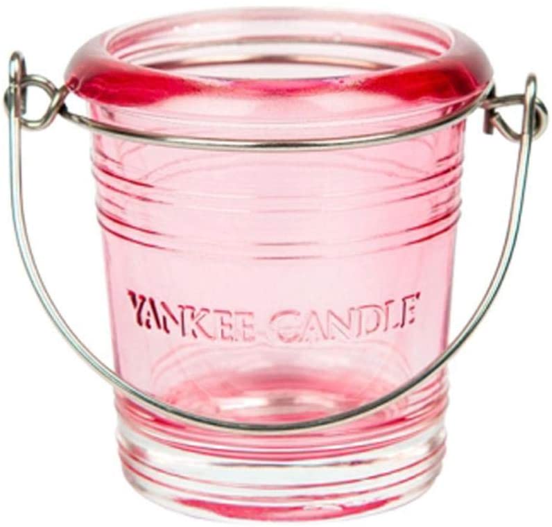Porta candela a forma di secchiello in vetro di colore rosa e manico in filo di acciaio, ideale per candele sampler e T-Light. Dimensioni: ø (esterno) 8 cm, altezza cm 6,5. In negozio e online su tuttochic.it