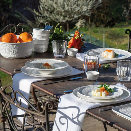 Confezione di 6 piatti frutta in porcellana lavorata di colore bianco. Il piatto Bosco è perfetto per la tavola della colazione, per il pranzo o la cena con gli amici. Dimensioni singolo piatto: diametro cm 21,5 x 2 h. Utilizzabile in forno a microonde e lavastoviglie. In negozio e online su tuttochic.it